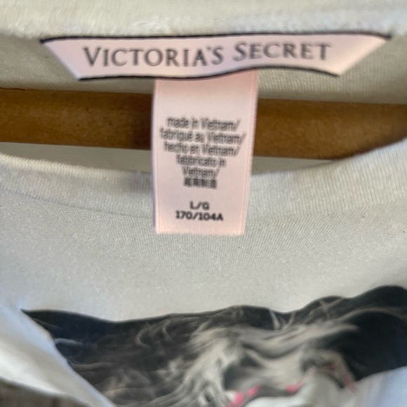 Victoria’s Secret models tshirt 🩵 - Picture 2 of 2
